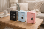 Huchas caja fuerte diferentes colores en una mesa