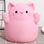 Hucha con forma de gato rosa kawaii sobre una mesa