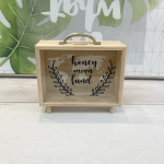 Hucha de madera con tapa de cristal y asa metálica