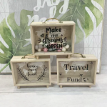Conjunto de huchas de madera decorativas con mensajes motivadores y diseño de viaje, ideales para ahorrar dinero y decorar el hogar.