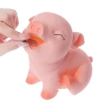 Hucha con forma de cerdito rosa, con los ojos cerrados, introduciendo una moneda por la boca con una mano, diseño tierno sobre fondo blanco.