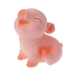 Hucha con forma de cerdito rosa sentado, con los ojos cerrados y la boca abierta, diseño tierno y decorativo sobre fondo blanco.