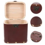 Hucha decorativa en forma de cofre de madera marrón abierta, con cierre metálico y detalles dorados mostrados desde varios ángulos