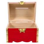Hucha cofre vintage en madera roja con tapa abierta y detalles dorados, ideal para decorar y guardar ahorros