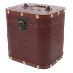 Hucha decorativa en forma de cofre de madera marrón cerrada, con cierre metálico frontal y remaches dorados sobre fondo blanco