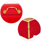 Primer plano de una hucha roja de madera con detalles dorados, mostrando su asa superior y las esquinas reforzadas, sobre fondo blanco limpio y profesional.