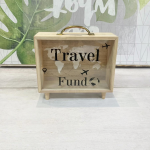 Hucha de madera para viajar con la nota viajar
